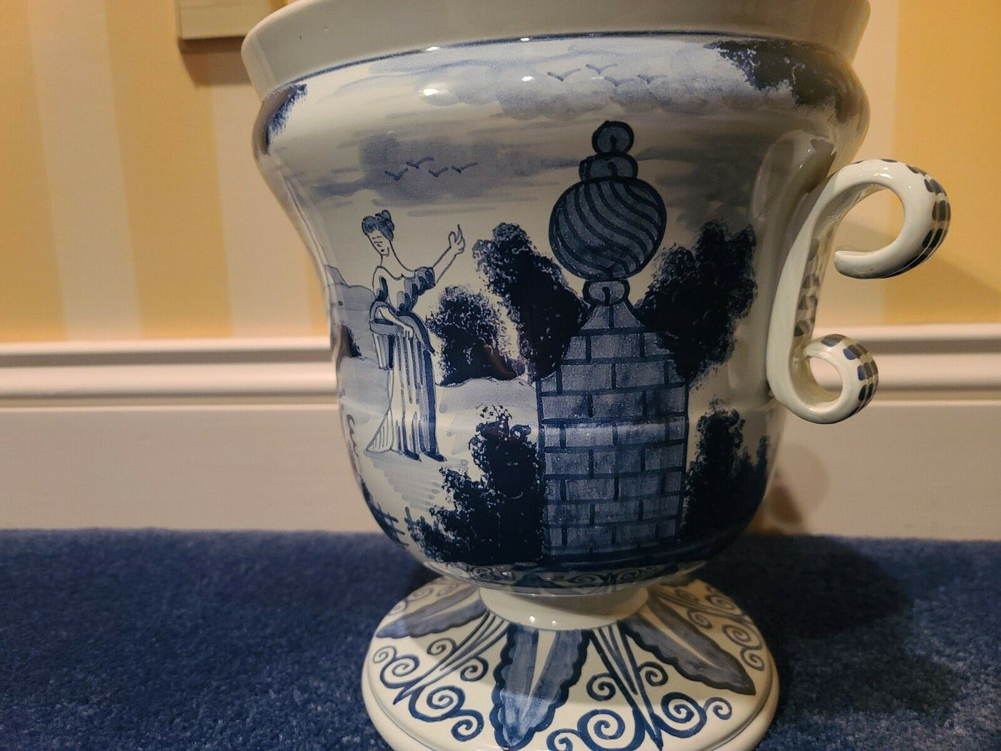 RARE OUD WILLIAMSBURG C45 LARGE DELFT VASE OR JARDINIERE