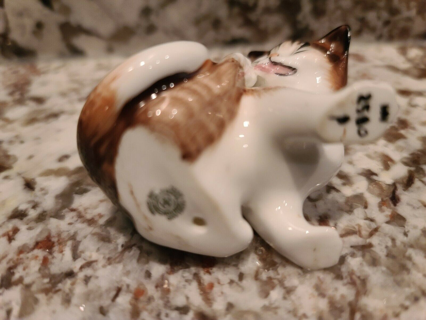 Royal Doulton HN 2580 porcelain cat figurine Bone china kitten