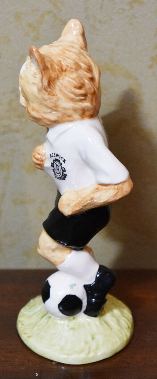 Royal Doulton "The Footballing Felines Collection" "Dribble" LIMITED 544/1500