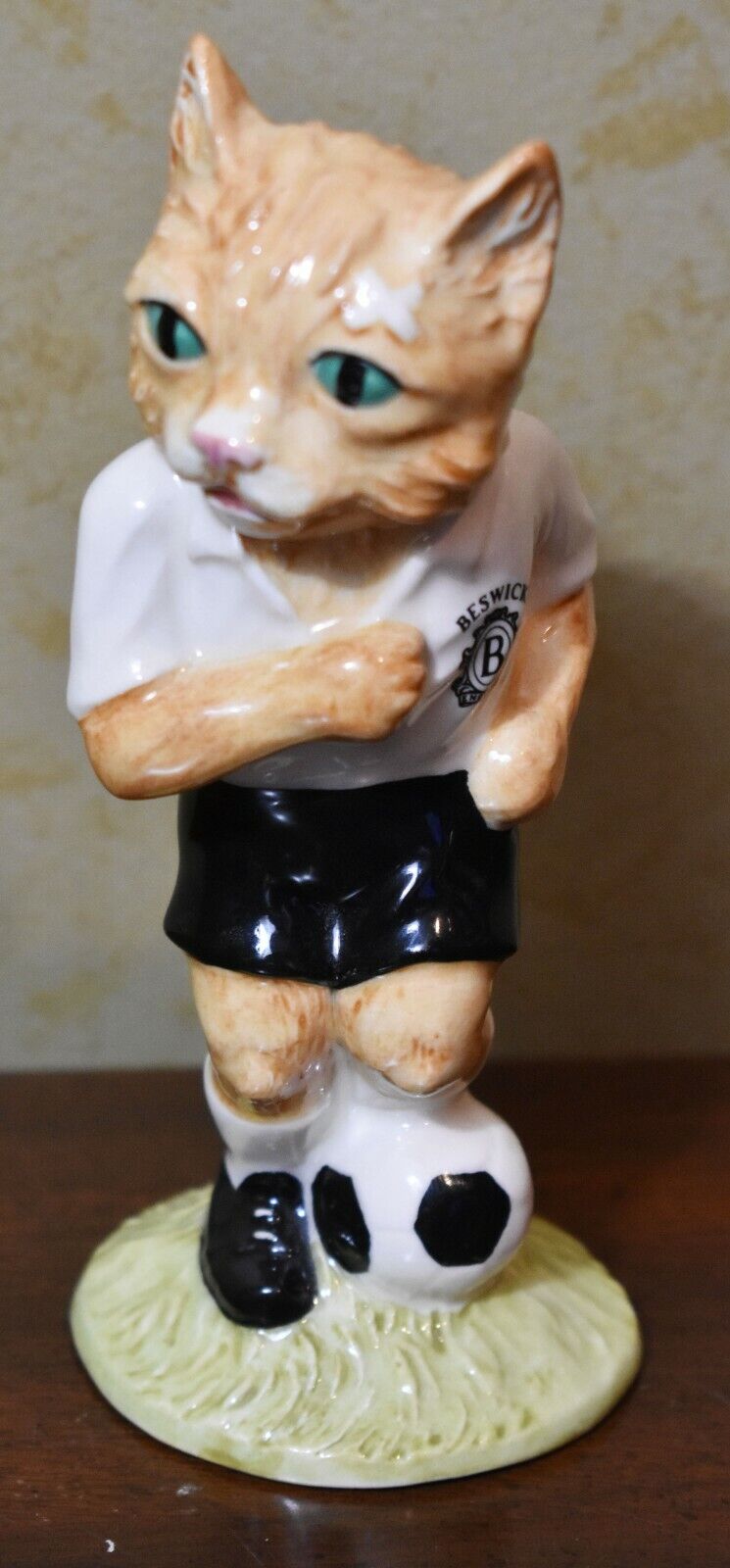 Royal Doulton "The Footballing Felines Collection" "Dribble" LIMITED 544/1500