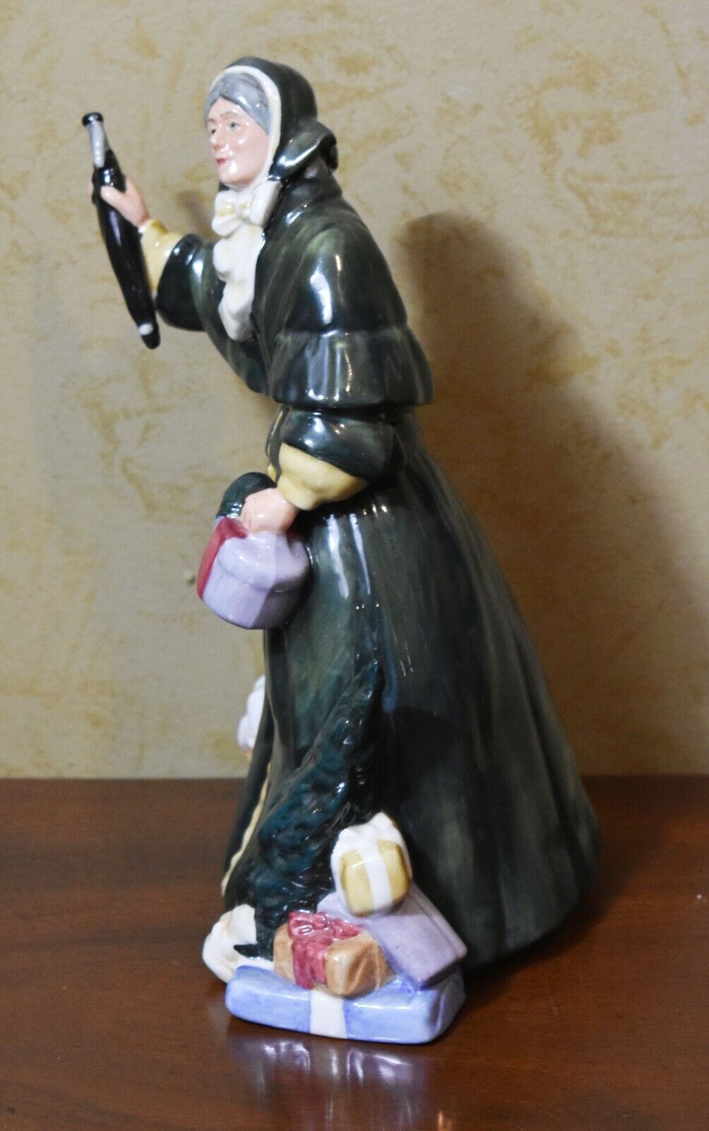 Royal Doulton Christmas Parcels Figurine H.N. 2851 1977