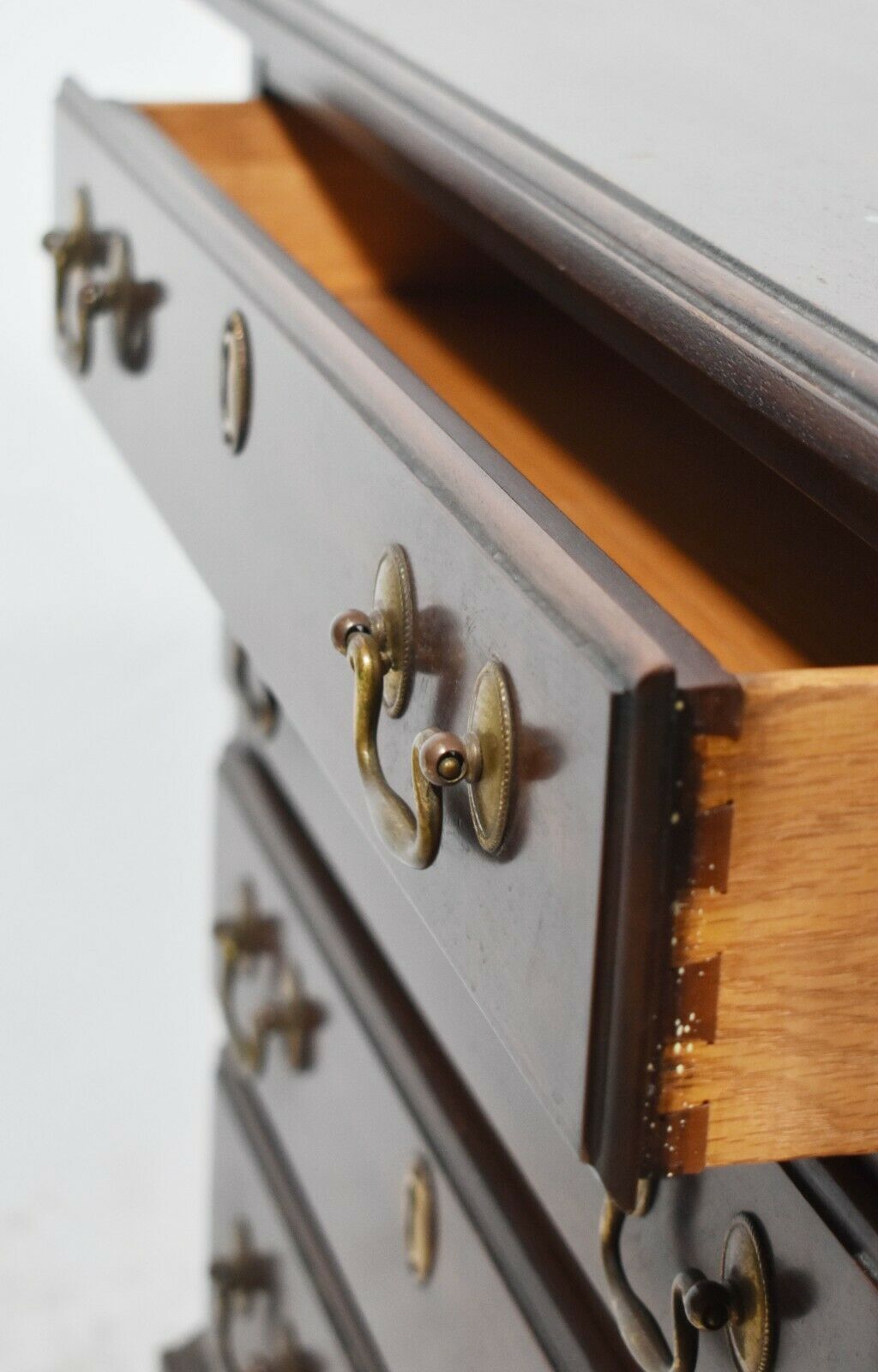 Henkel Harris Chippendale Style Mahogany Bachelors Dresser Chest